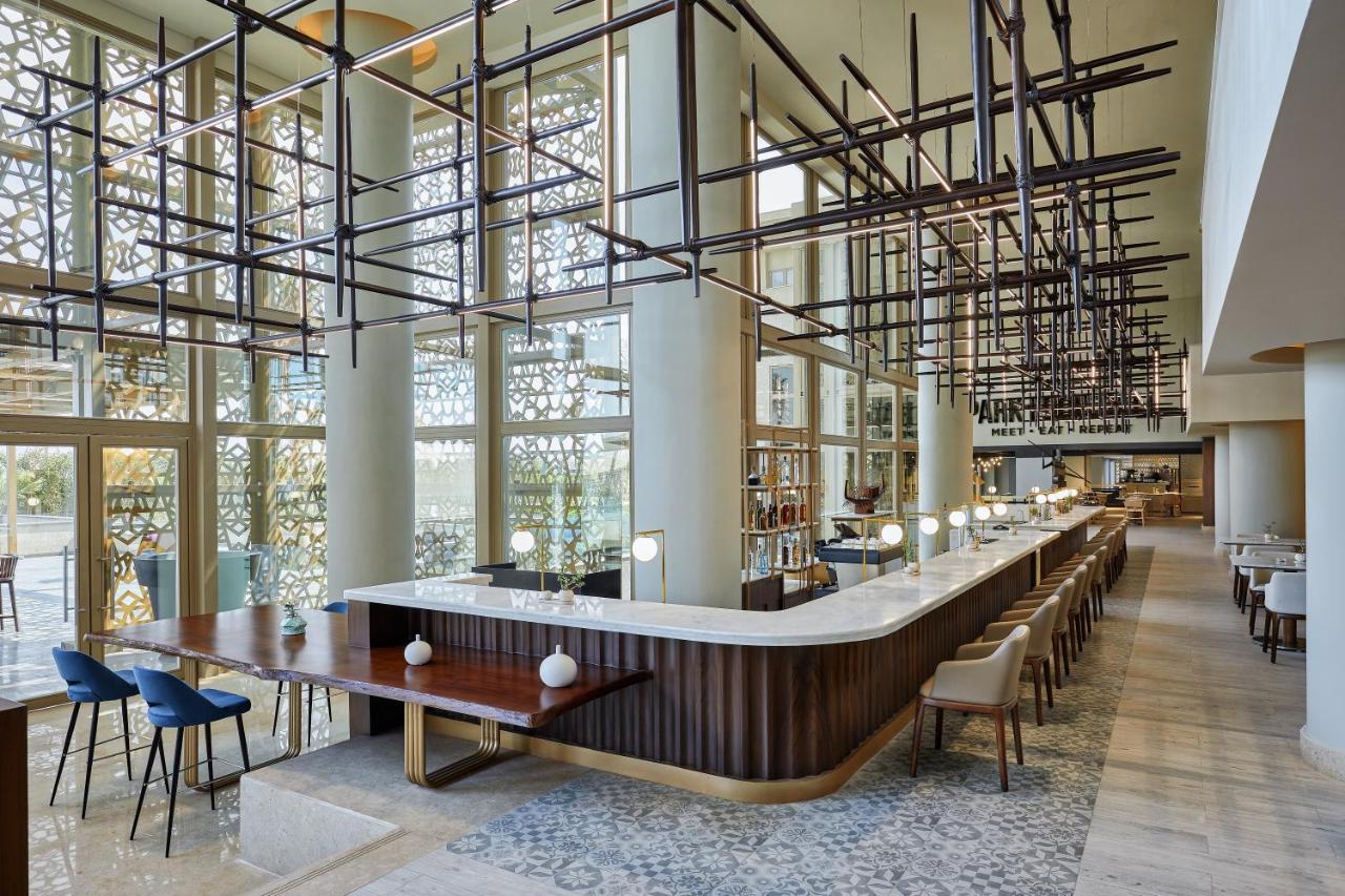 Hyatt Regency Cairo West Hotel 6th of October City Buitenkant foto The restaurant at the hotel