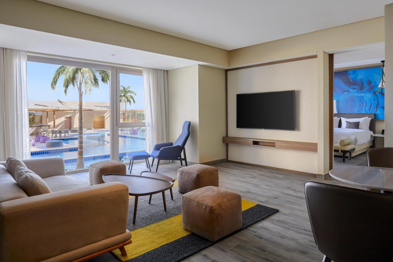 Hyatt Regency Cairo West Hotel 6th of October City Buitenkant foto A suite at the hotel